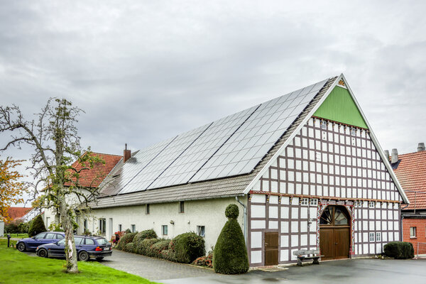 Großes Hausdach voller Photovoltaikmodule.