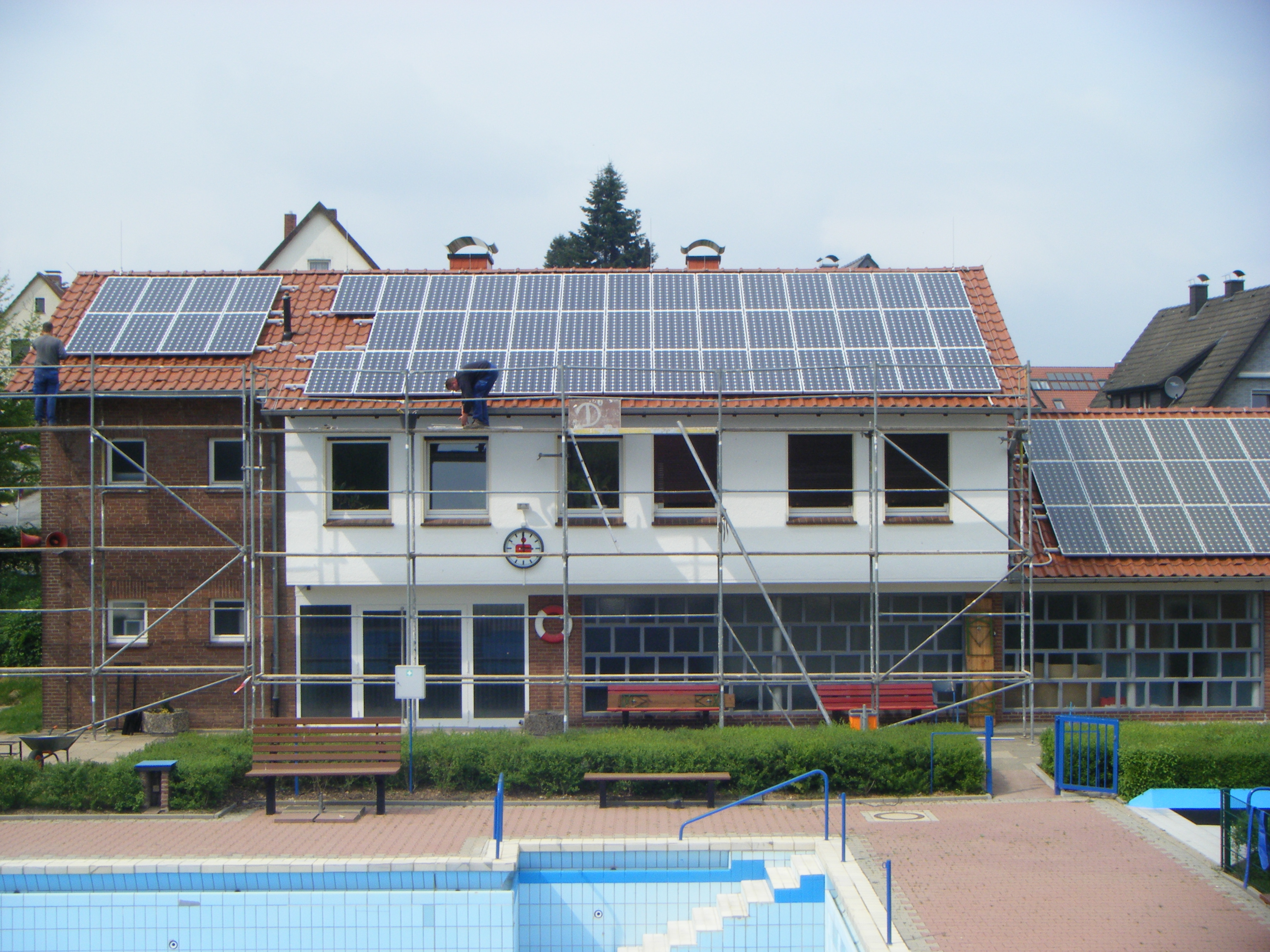 Erneuerbare Energien - Aufbau der Fotovoltaikanlage auf dem Freibad