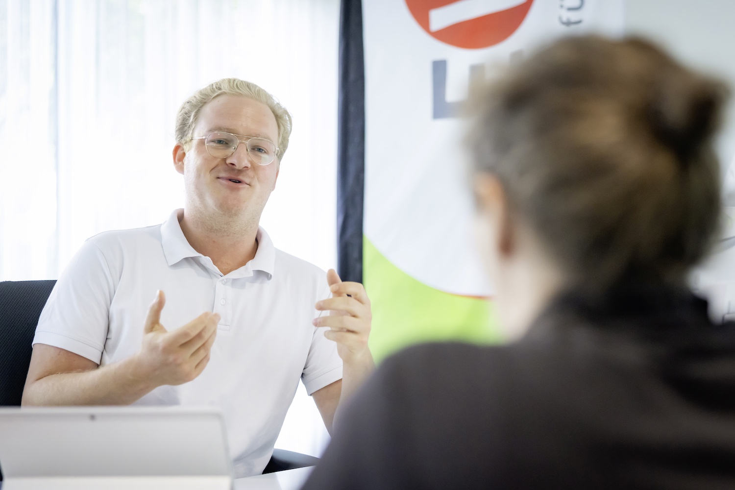 Niklas Ferch beim Energieberatungsgespräch.